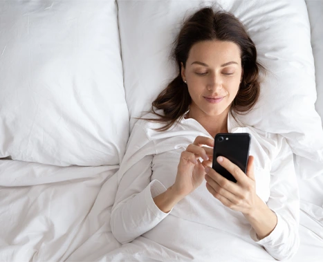 Kobieta patrząca w telefon